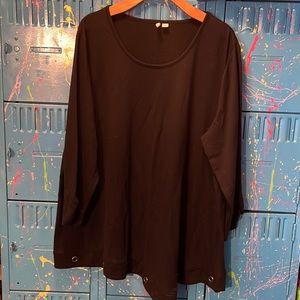 Est. 1945. Black 3/4 sleeve top. Size 22/24.
